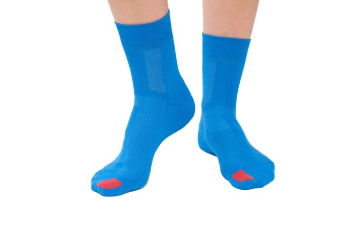 plus12socks Socken blau an Erwachsenen Füssen Vorderansicht
