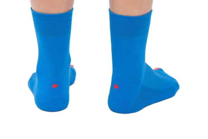 plus12socks Socken blau an Erwachsenen Füssen Hinteransicht