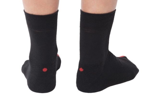 plus12socks Socken schwarz an Erwachsenen Füssen Hinteransicht