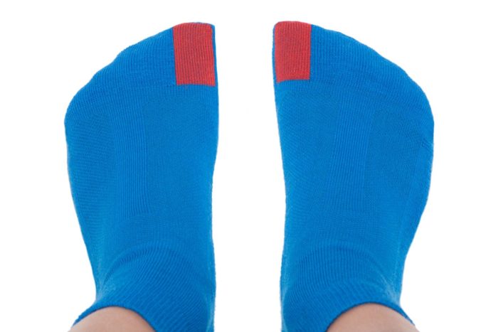 plus12socks Socken blau an Kinderfüssen Ansicht von oben