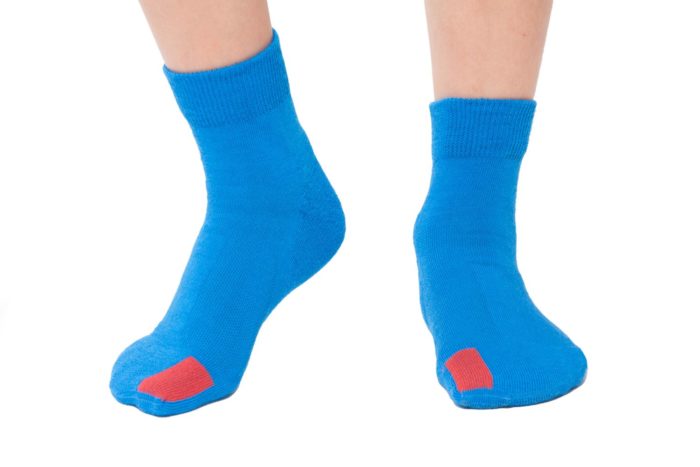 plus12socks Socken blau an Kinderfüssen Vorderansicht