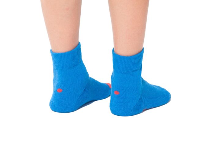 plus12socks Socken blau an Kinderfüssen Hinteransicht
