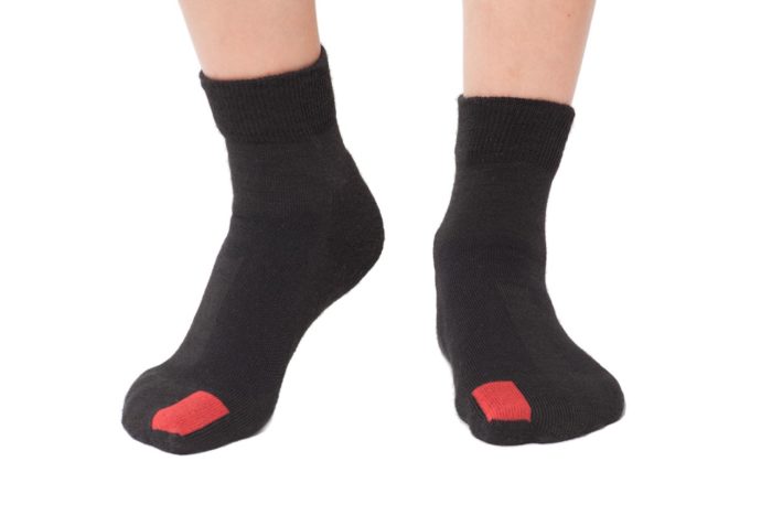 plus12socks Socken schwarz an Kinderfüssen Vorderansicht